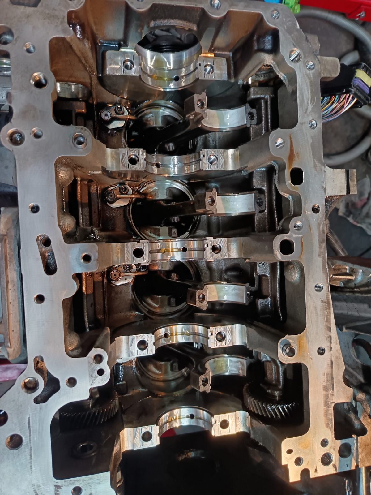 BMW N47 motor nagyszervíz — Blokk alsó nézet — friss főtengely-csapágyak, hajtórudak