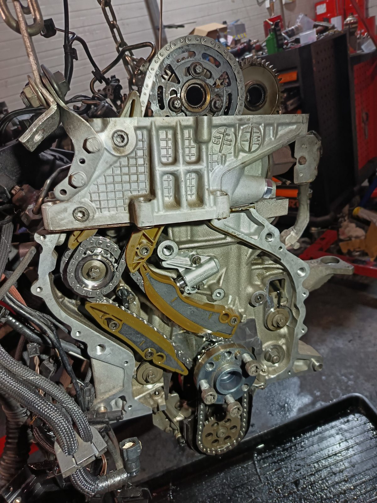 BMW N47 motor nagyszervíz — Új vezérműlánc-készlet beszerelés alatt — sín, feszítő, fogaskerék